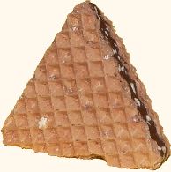 Wafer triangular com recheio de noz e chocolate